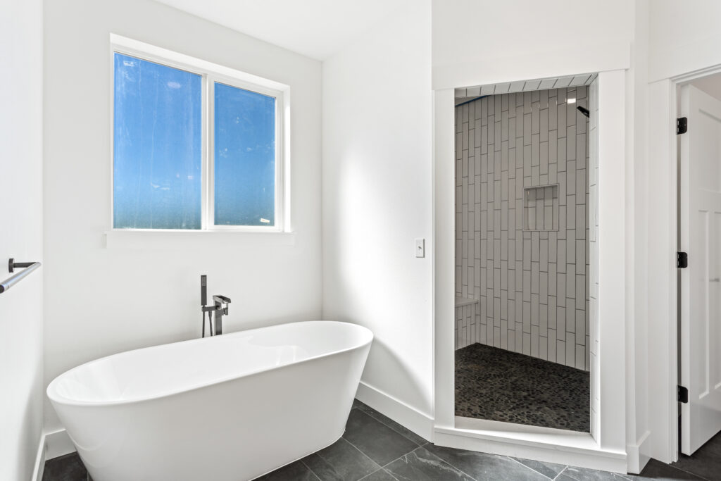 Home Plan 1940A tub in primary bath.