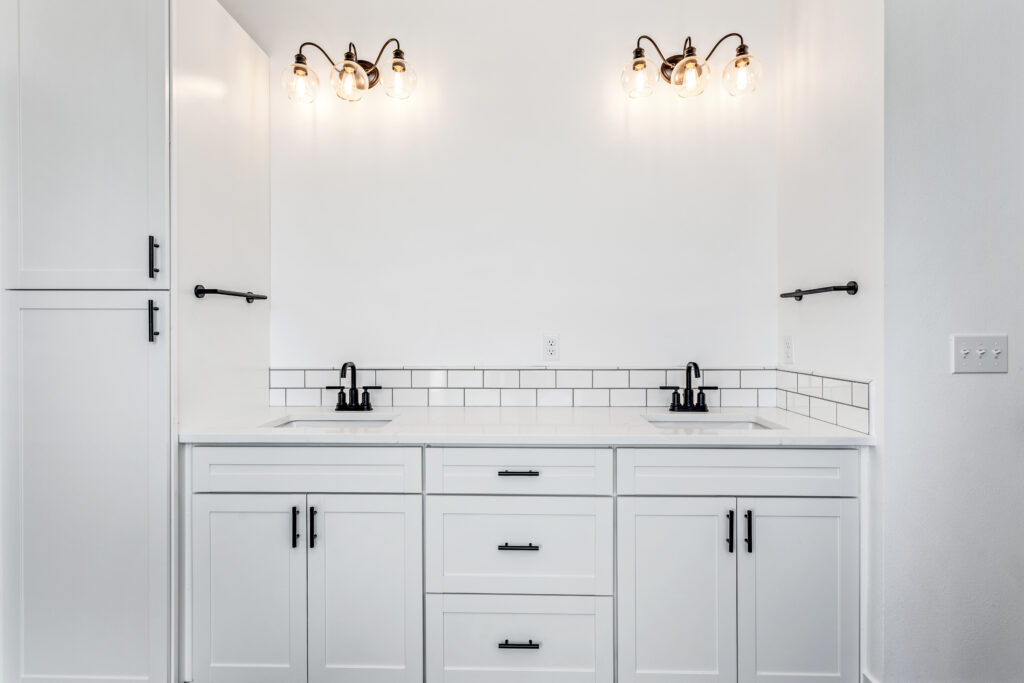 Home Plan 1940A primary bath.