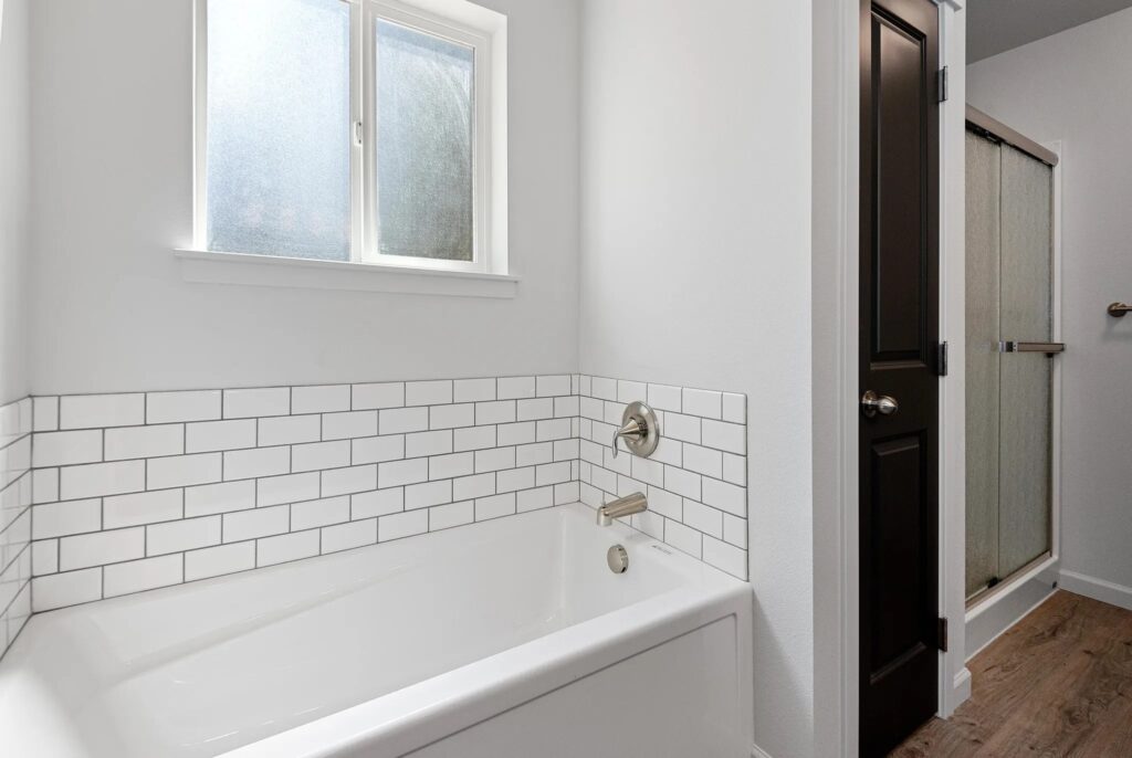 Home Plan 1721 primary bath.