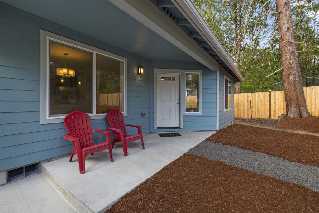 Home Plan 1248 front covered porch.