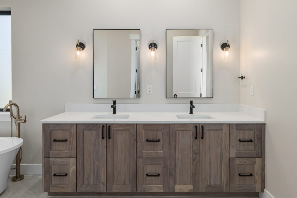 Home Plan 3711 primary bath.