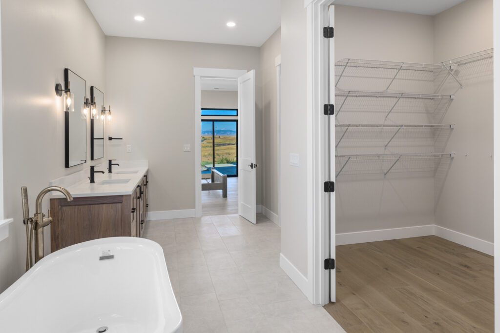 Home Plan 3711 primary bath.