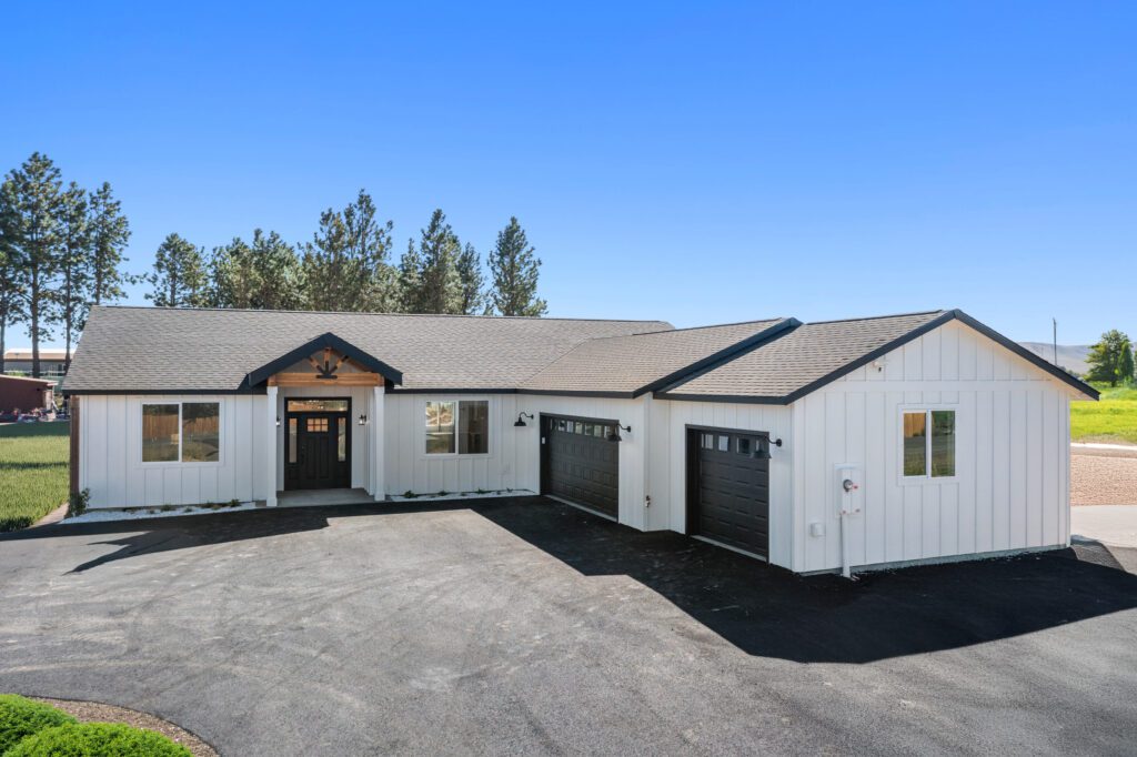 Home Plan 1940A front exterior.