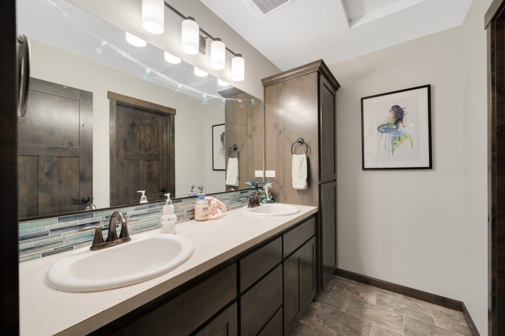 Home Plan 2345 primary bath.