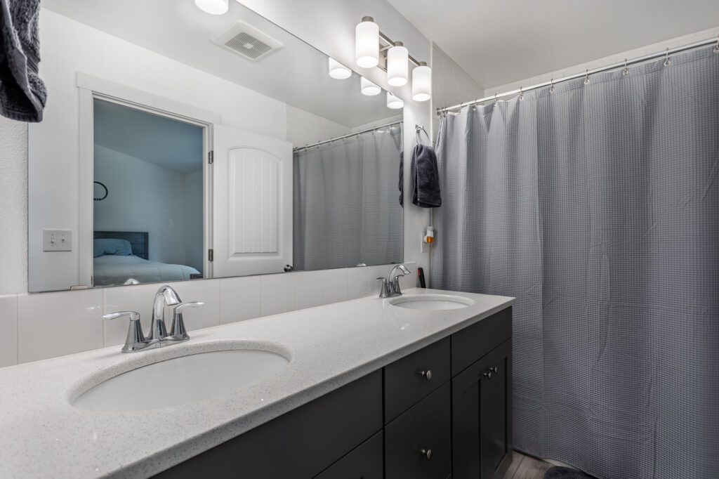 Home Plan 1382 primary bath.