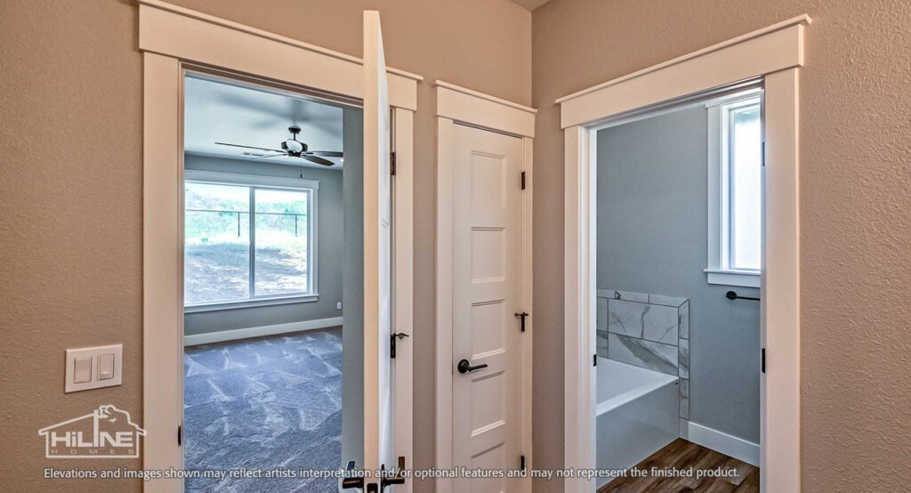 Home Plan 2576 primary suite and bath.