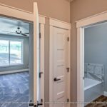 Home Plan 2576 primary suite and bath.