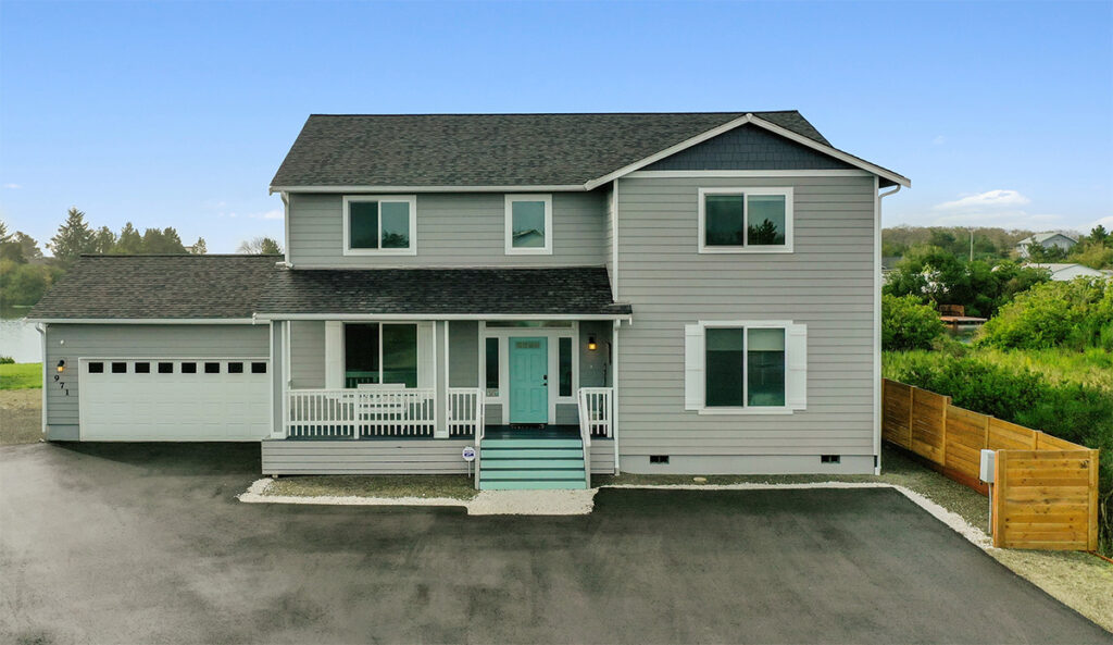 Front exterior of home plan 3072.