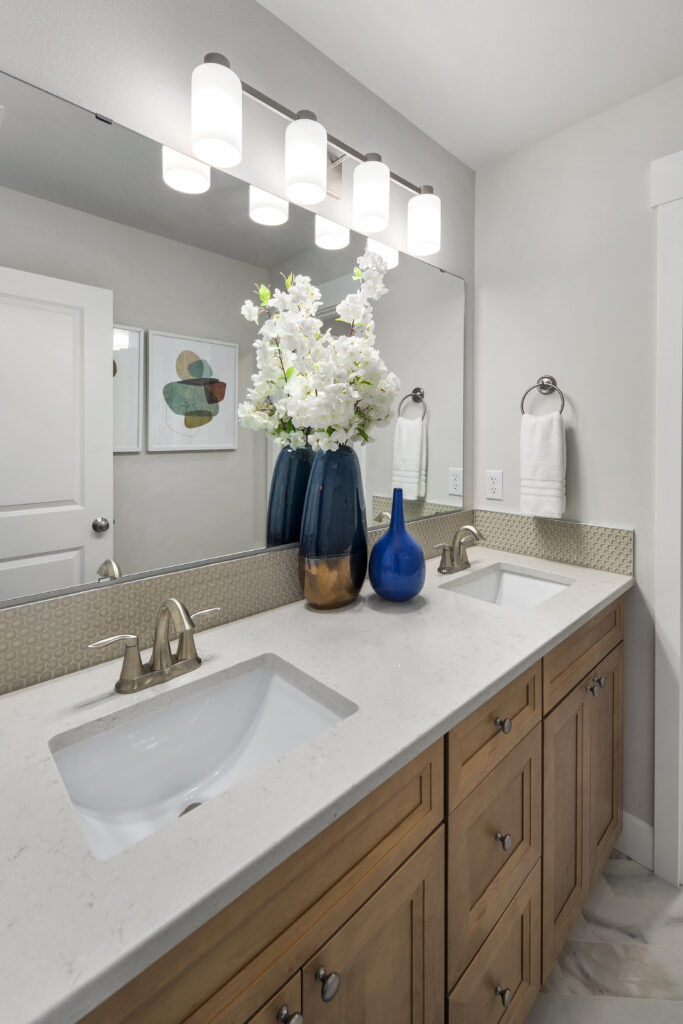 Home Plan 2373 primary bath.