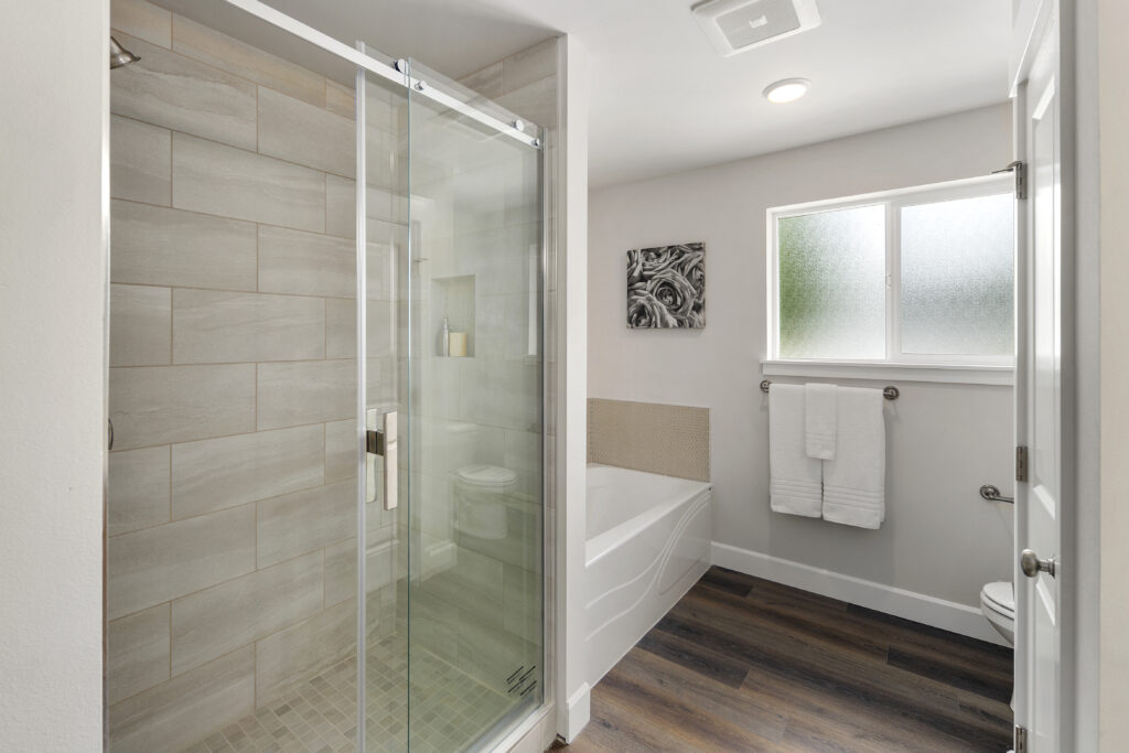 Home Plan 2373 primary bath.