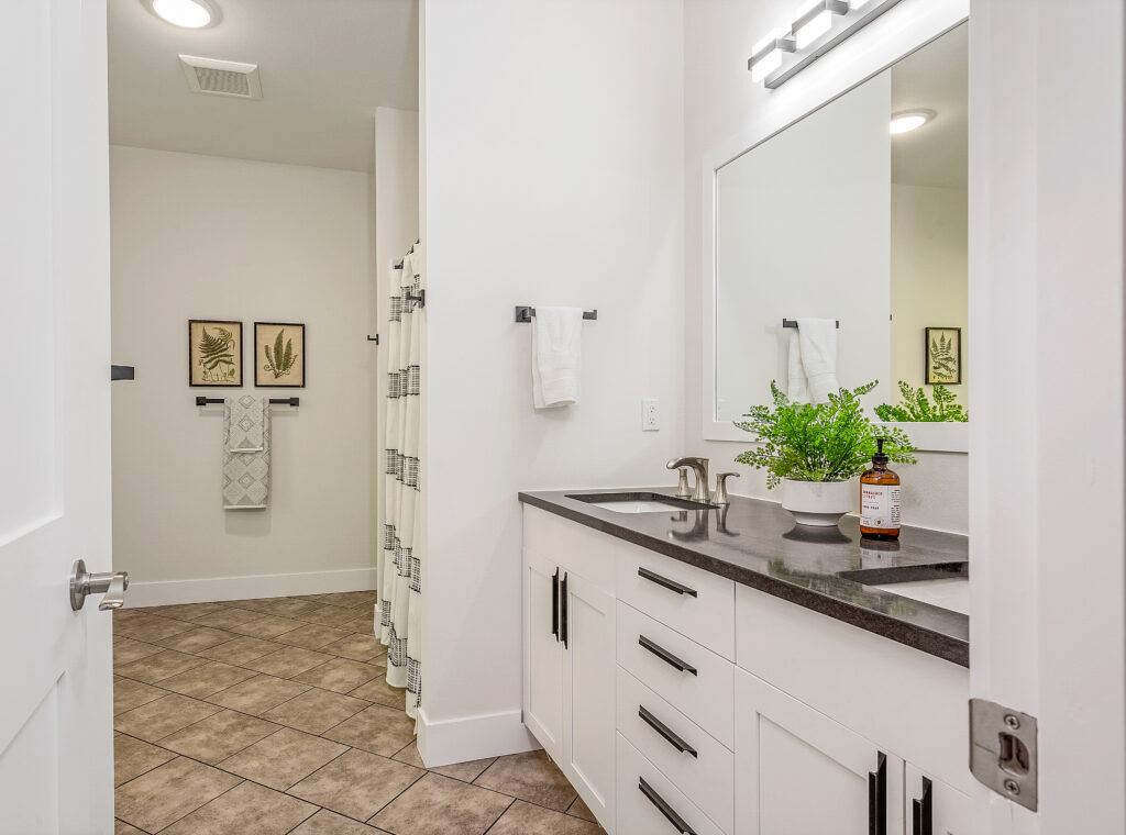 Home Plan 1940A primary bath.