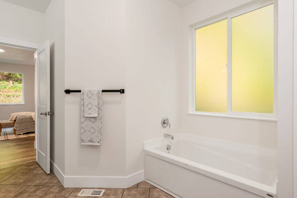 Home Plan 1940A primary bath.