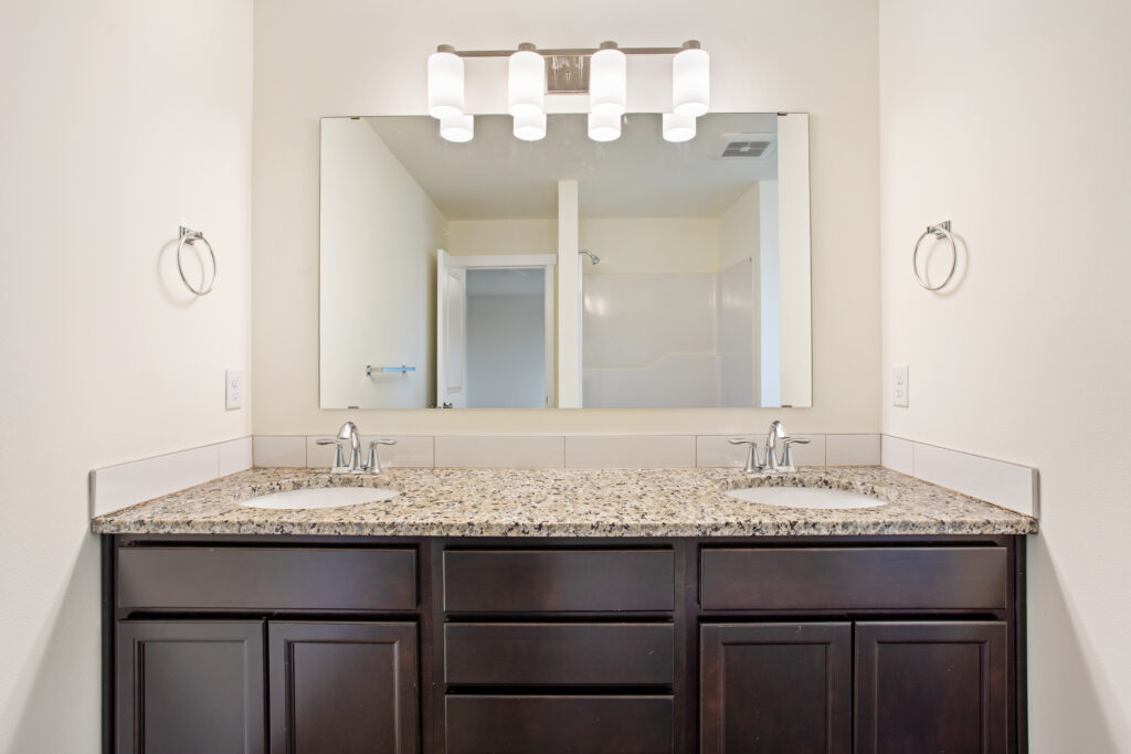 Home Plan 2373 primary bath.