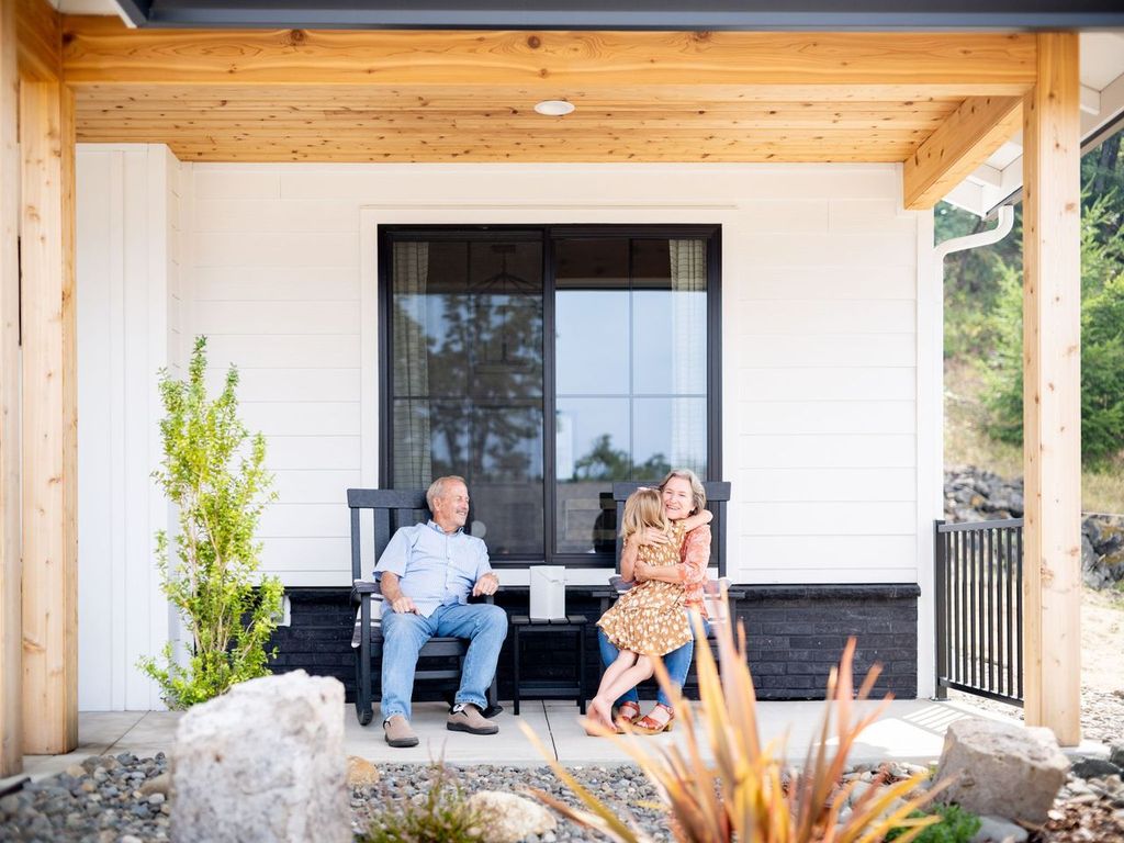 HiLine Homes exterior covered porch.