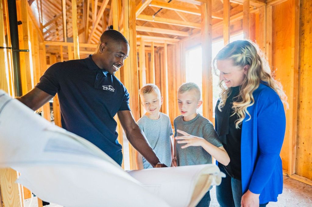 HiLine Homes consultant and family.