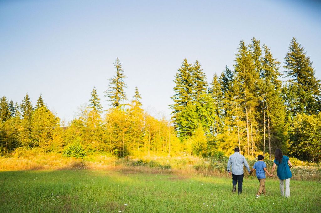 HiLine Homes family looking for land.