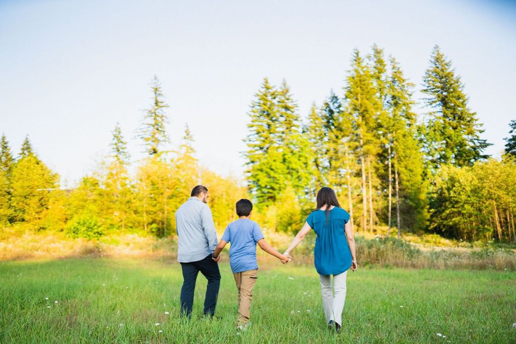 HiLine Homes family looking for land.