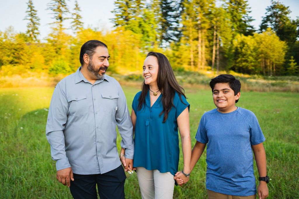 HiLine Homes family looking for land.