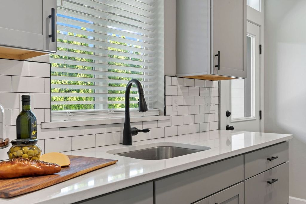 HiLine Homes butlers pantry.