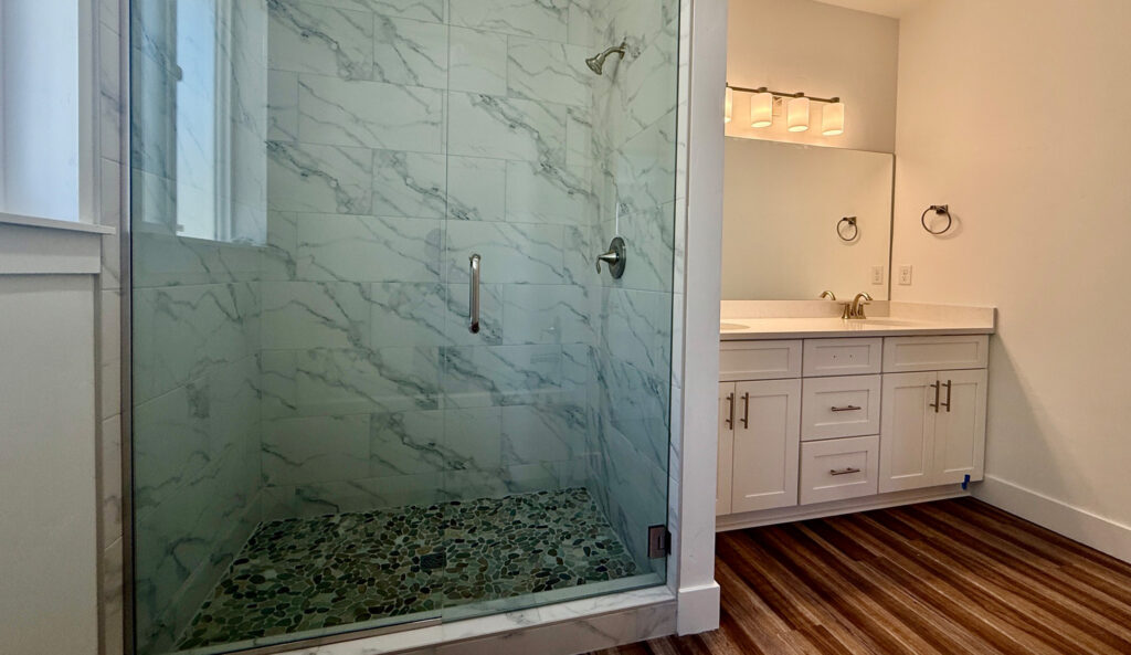 Home Plan 2147 primary bath.